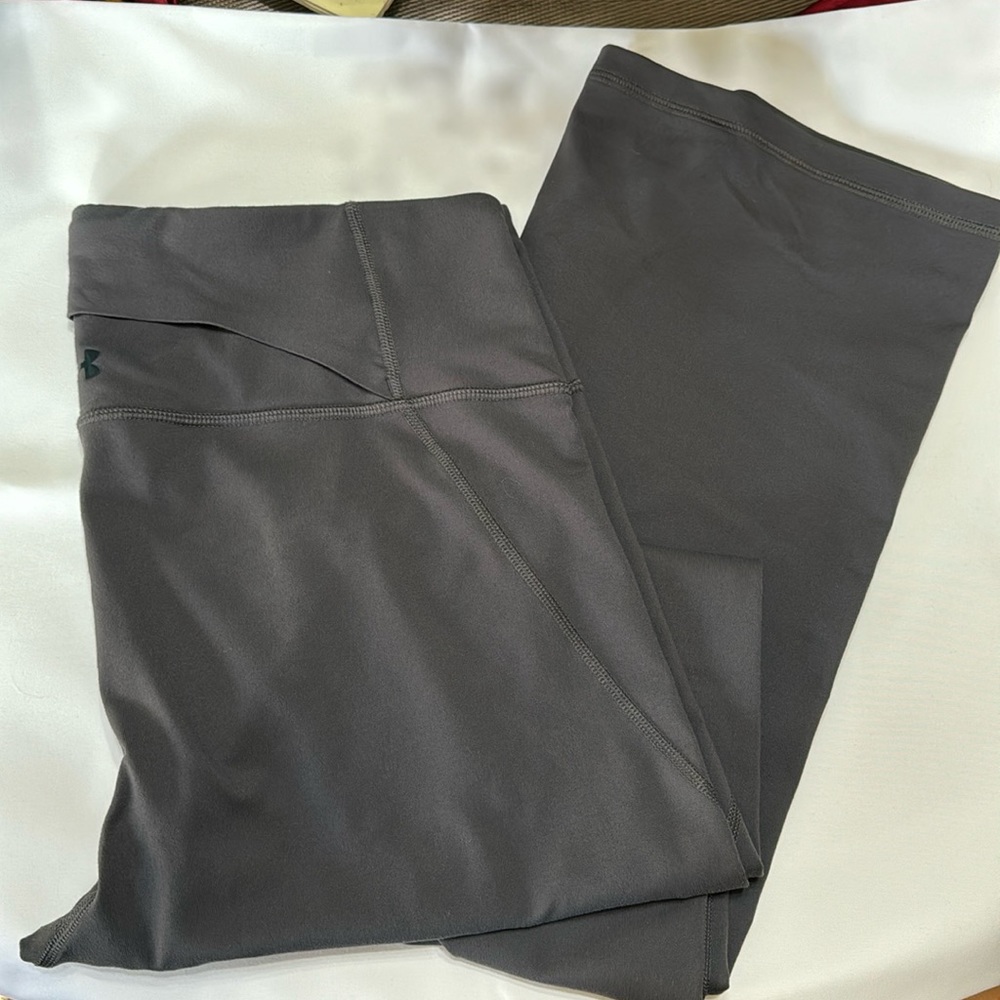 EUC Women’s large Under Armour studio yoga pants